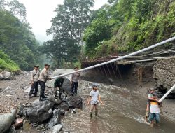 Polres Probolinggo Perbaiki Pipa di Lumbang yang Rusak Karena Banjir